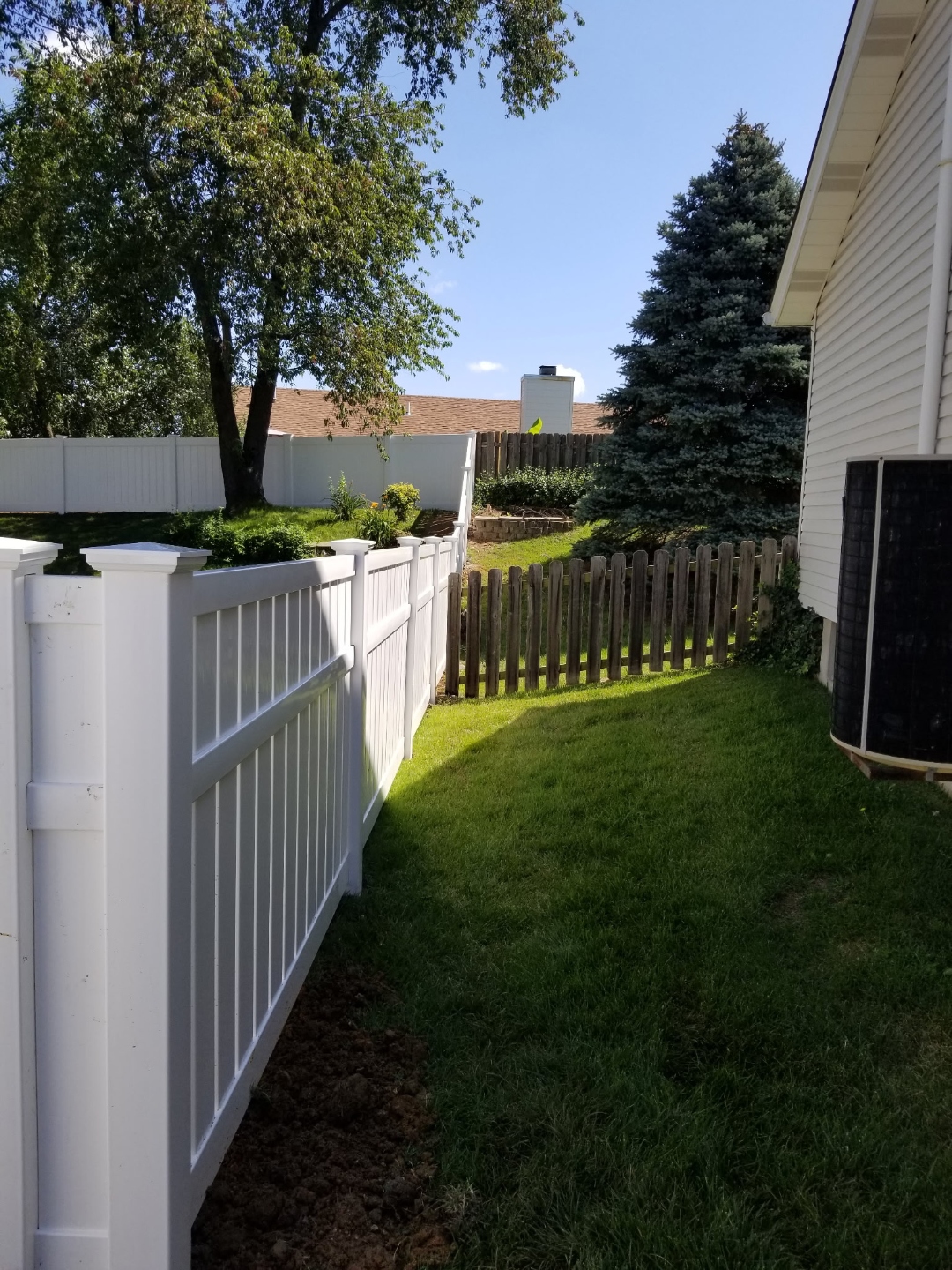 White vinyl fence close-up detail showing quality craftsmanship by Verdant Hills